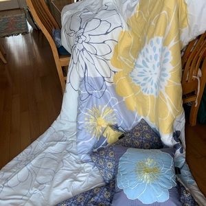 Cynthia Rowley twin comforter/pillows
